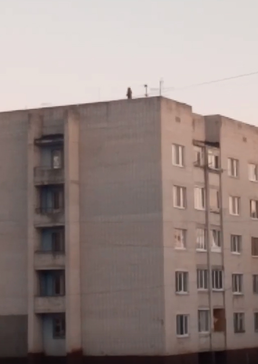 В Белых Берегах дети рисковали жизнью, находясь на крыше многоэтажки