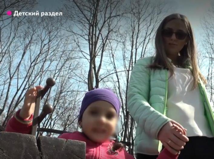 В Брянске цыганка пытается отобрать ребёнка у приёмных родителей