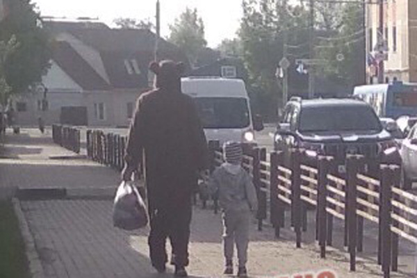 В Брянске удалось сфотографировать “медведя”, идущего с ребёнком за руку