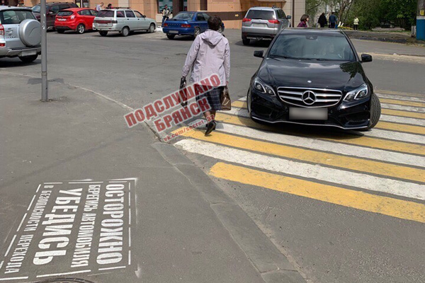 В Брянске наглая дама припарковала авто на пешеходном переходе