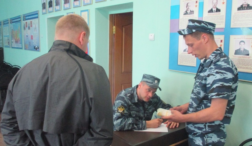 В Брянске при попытке доставить в колонию мобильные телефоны задержан бывший осуждённый  