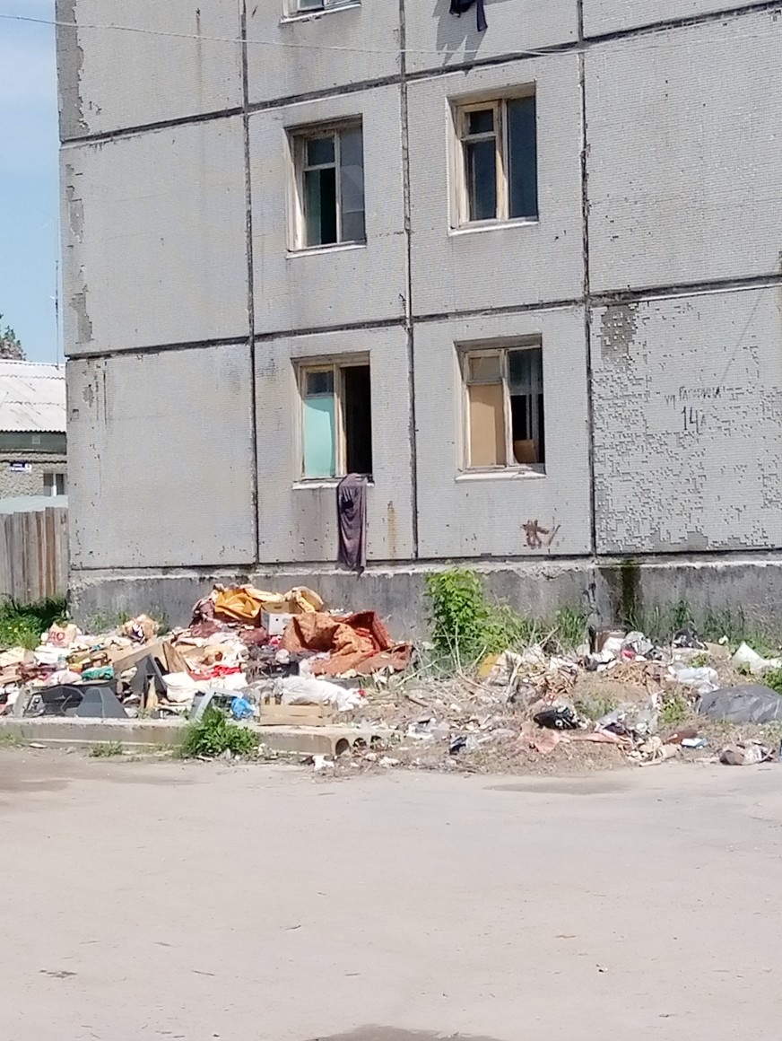 В Фокино мусор выбрасывают через окно