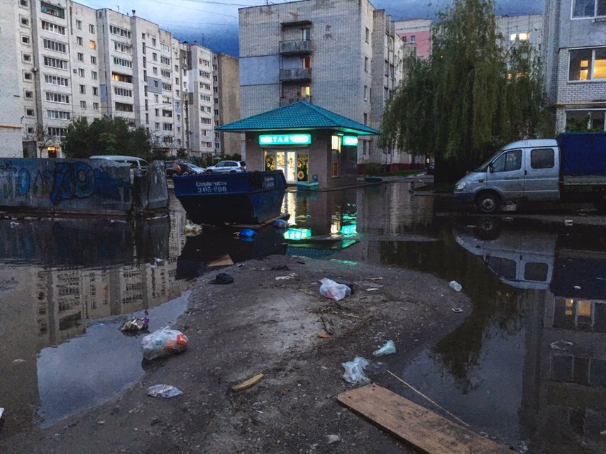 В один из магазинов Брянска можно попасть только в сапогах