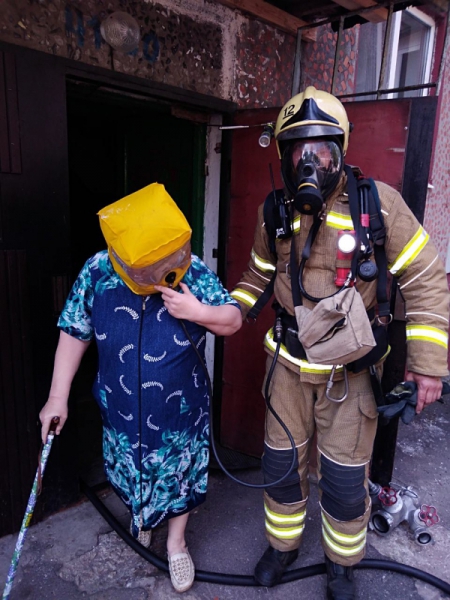 В Брянске при пожаре в многоэтажке провели эвакуацию