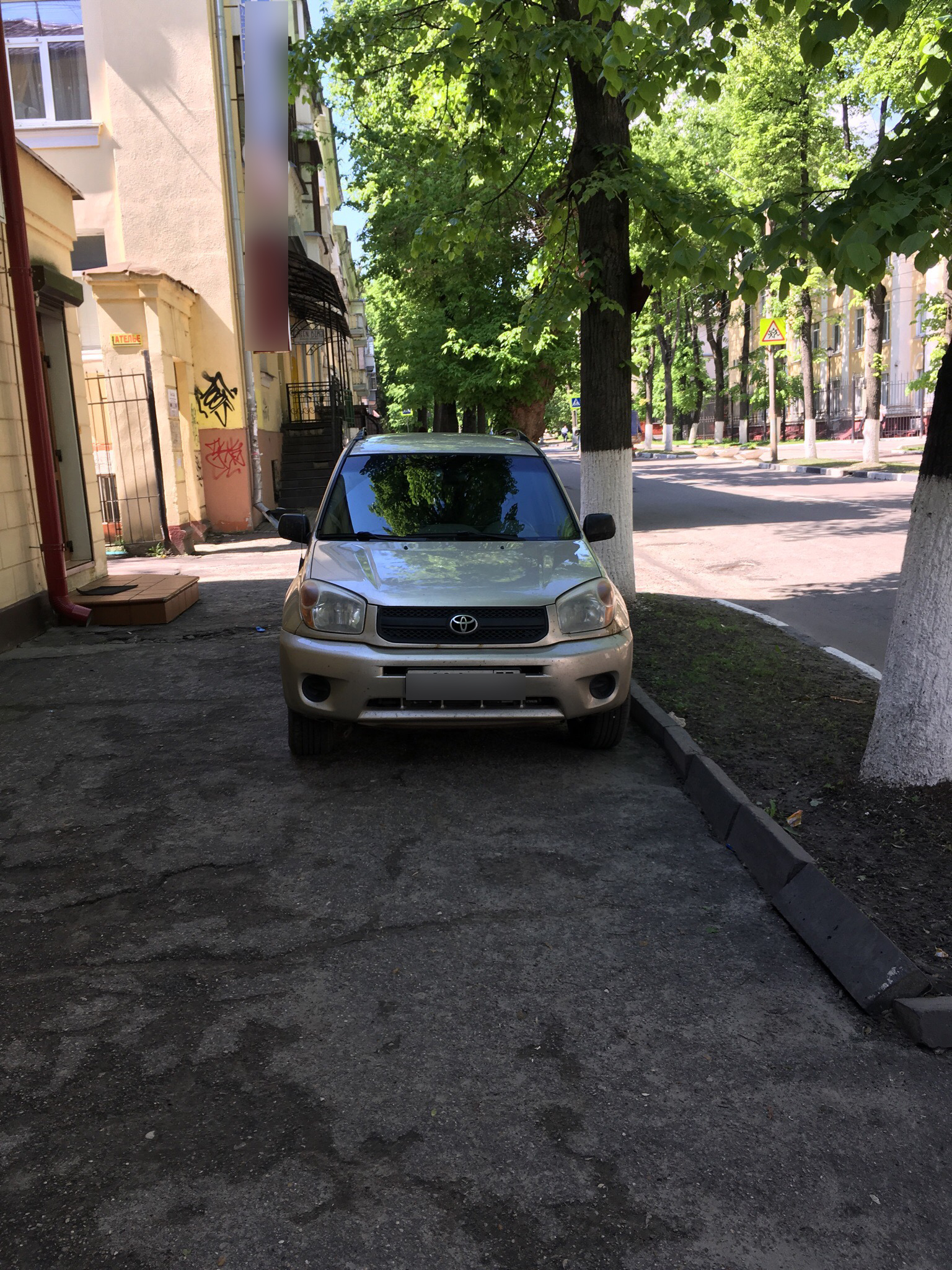 В Брянске неизвестный припарковал автомобиль прямо на тротуаре