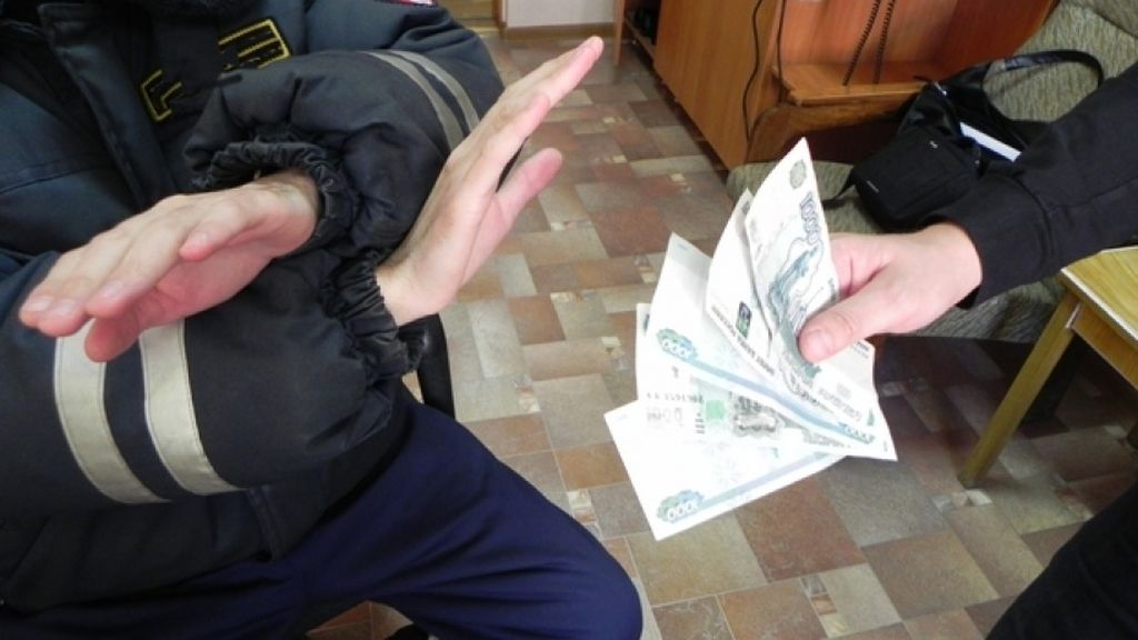 В Брянске перед судом предстанет водитель, пытавшийся дать взятку автоинспекторам