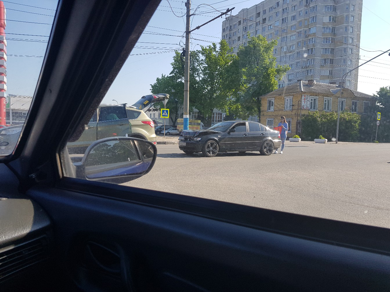 В Брянске БМВ влетела во внедорожник