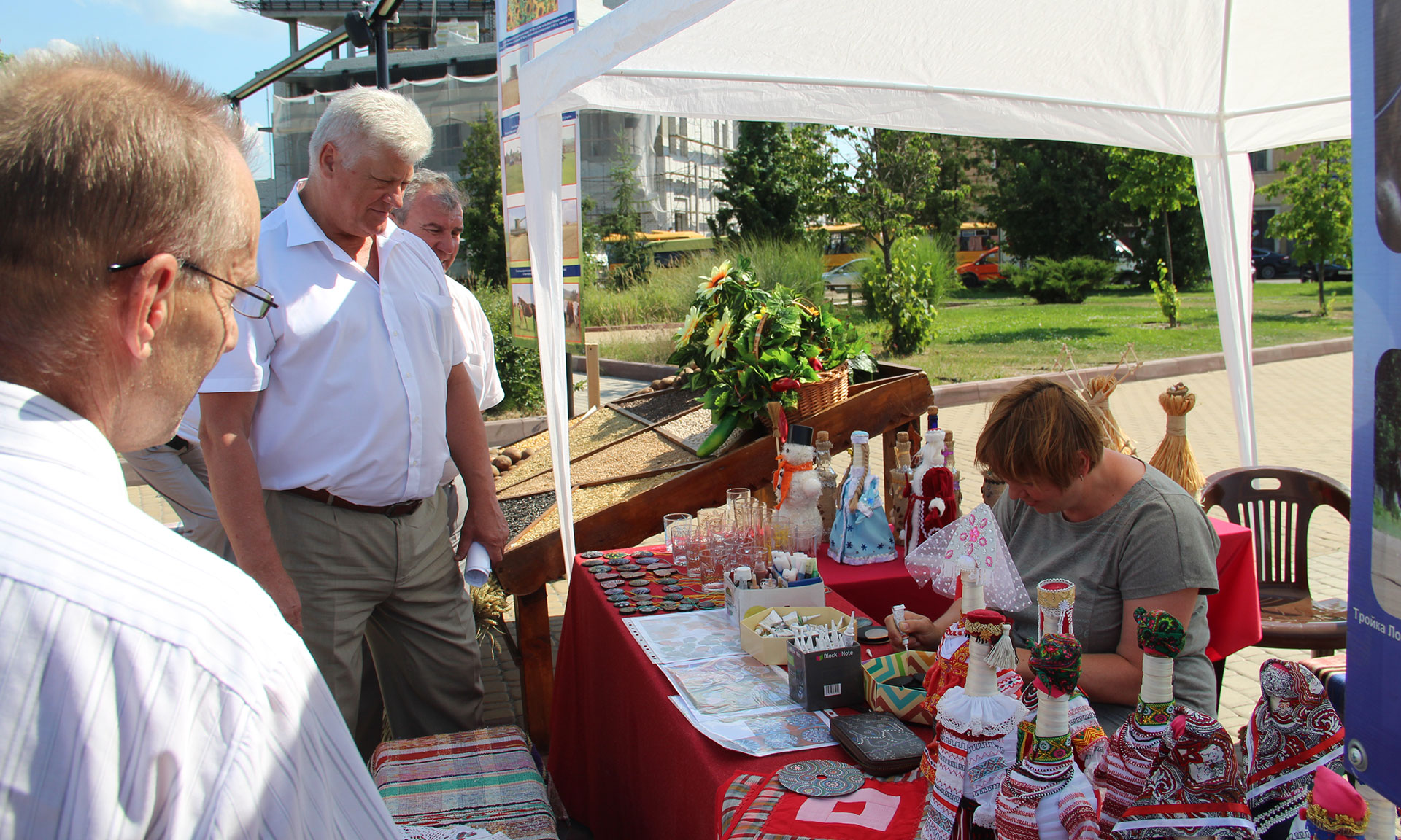 Брасовский район угощал гостей фестиваля булочками, пирожками, караваями, прохладительными напитками, а также мясными изделиями