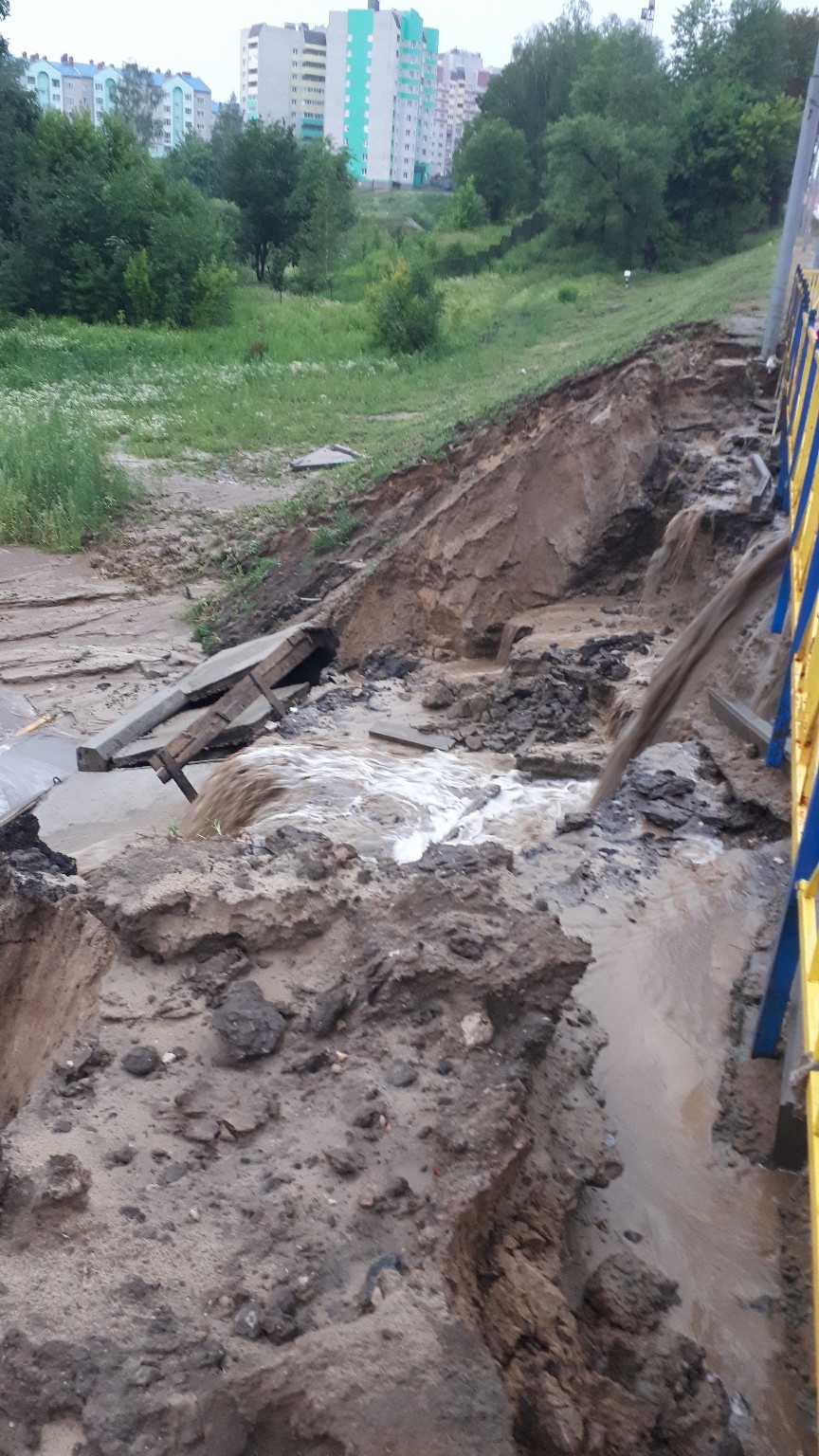 В Брянске непогода уничтожила дамбу