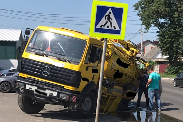 В Брянске многотонный грузовик провалился под землю