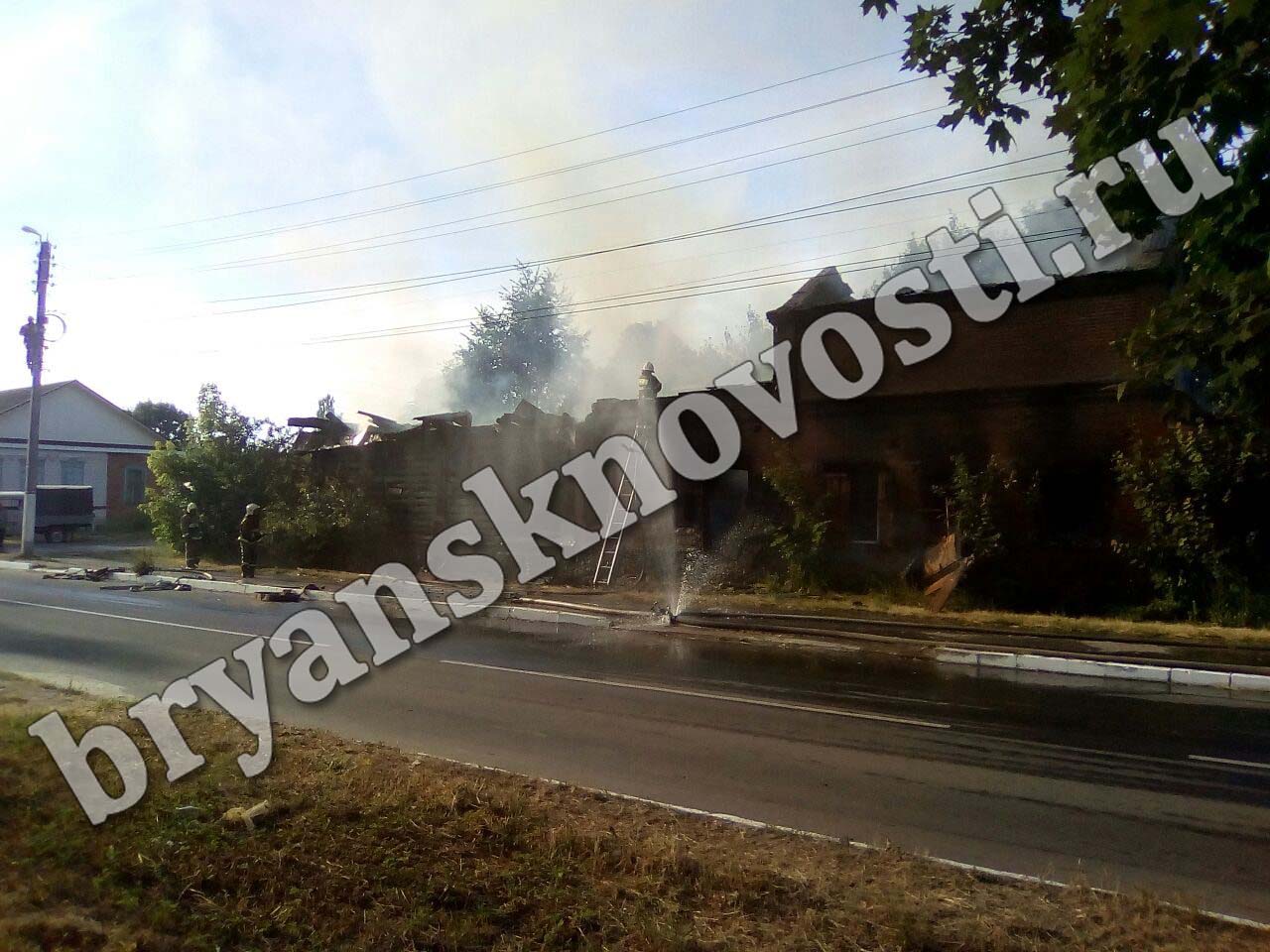В Новозыбкове пожарные спасали дом и соседние постройки