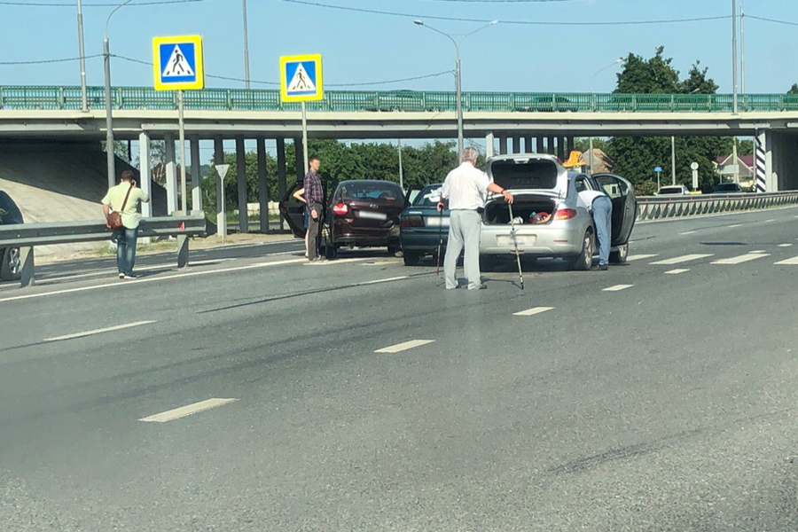 Под Брянском столкнулись три легковушки