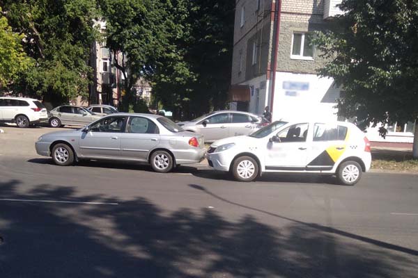 В Брянске такси въехало в седан