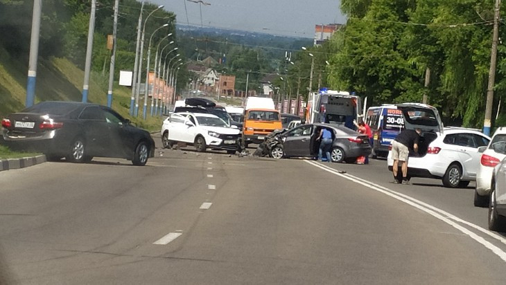 В Брянске неумелый водитель вовлек в аварию три автомобиля