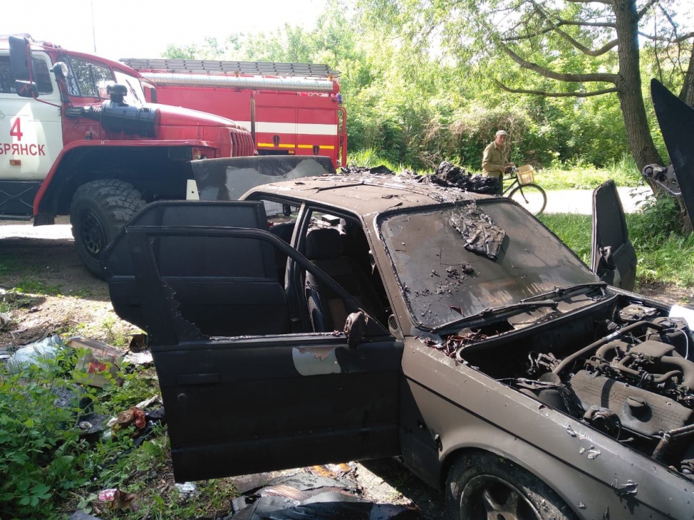 В Брянске загоревшийся автомобиль потушили за минуту