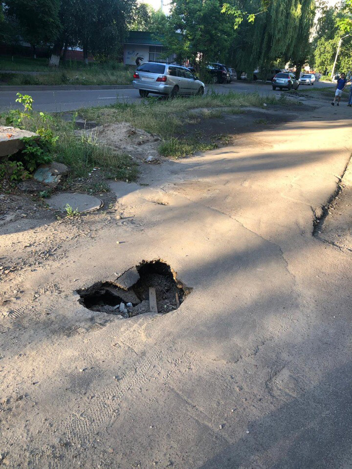 В Брянске провалилась часть тротуара