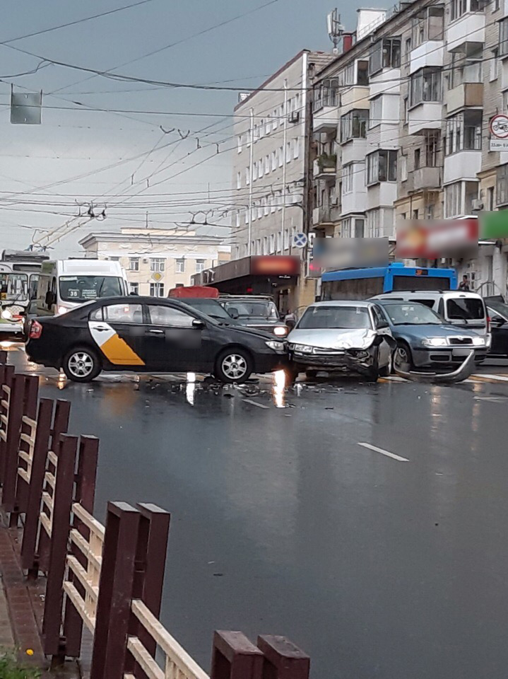 В Брянске авария стала причиной пробки на проспекте Ленина