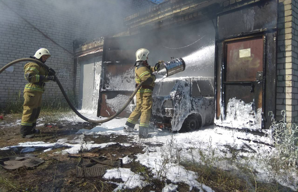 В Брянске загорелся гараж и стоящая в нём иномарка