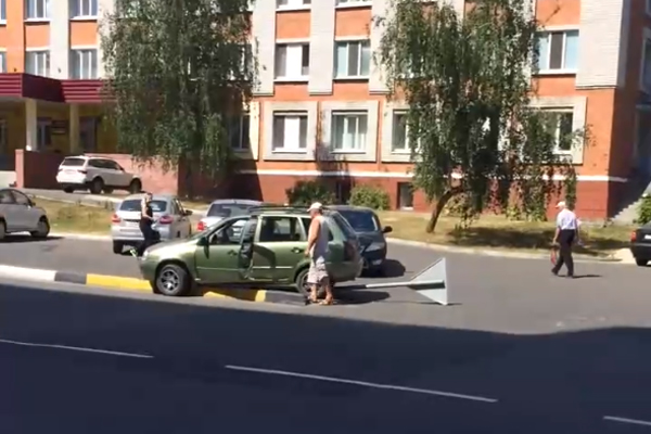 В Брянске автомобилист “снёс” дорожный знак