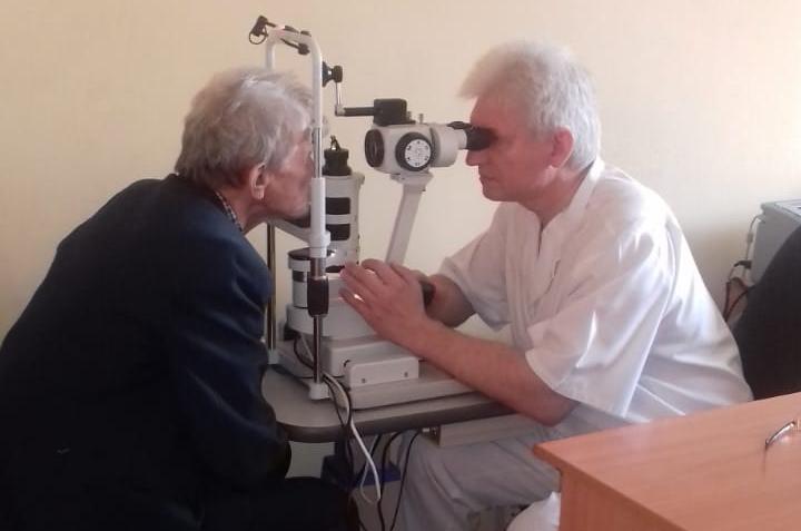 Брянские активисты помогают одинокому пенсионеру спасти зрение