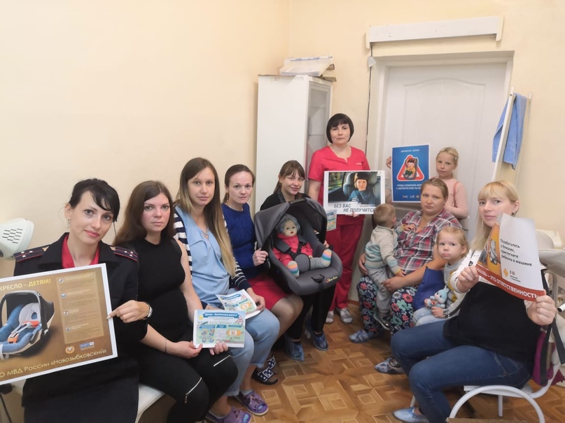 Будущие мамы Новозыбкова учатся перевозить малышей в авто на куклах