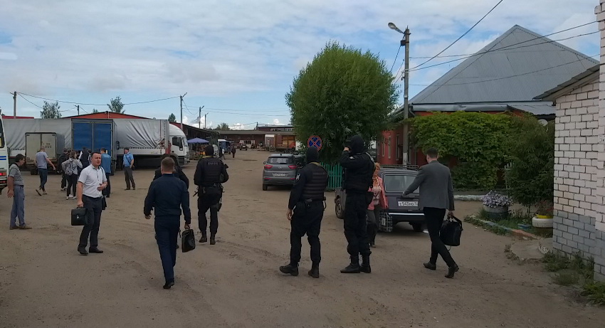 Брянская полиция и бойцы Росгвардии проверили оптовый рынок в Толмачево