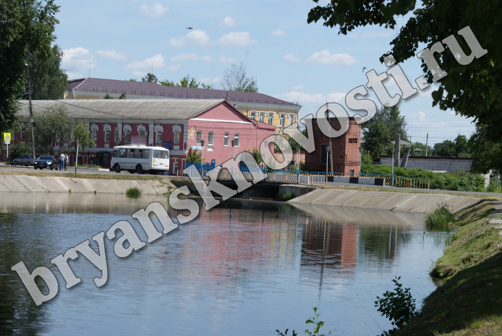 В Новозыбкове коммунальщики устраивают дополнительный день закаливания горожанам