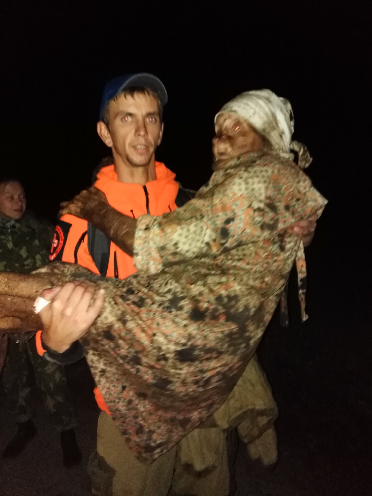 В Брянской области поисковики спасли заблудившегося в лесу человека