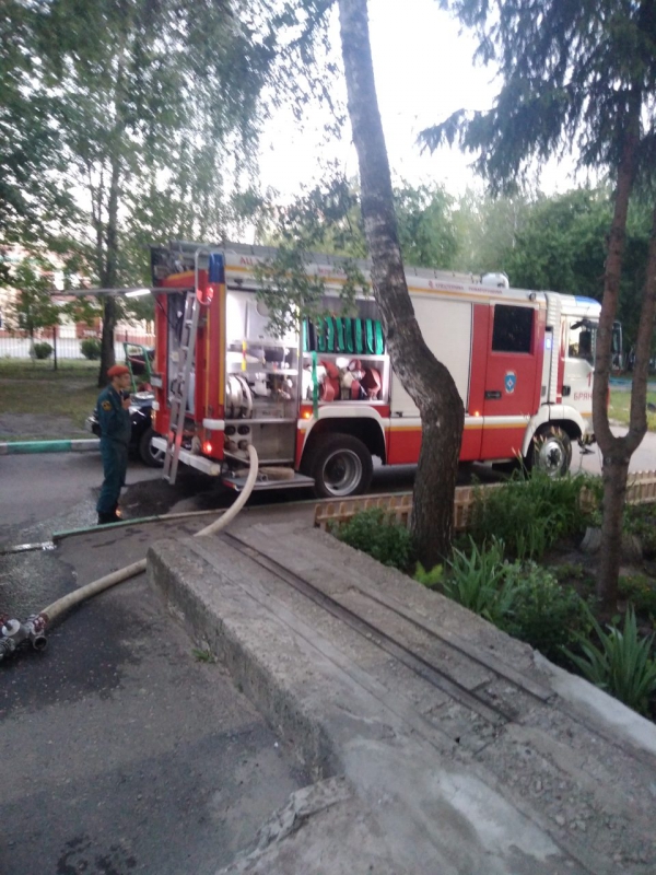 В Брянске пожарные боролись с огнём в квартире