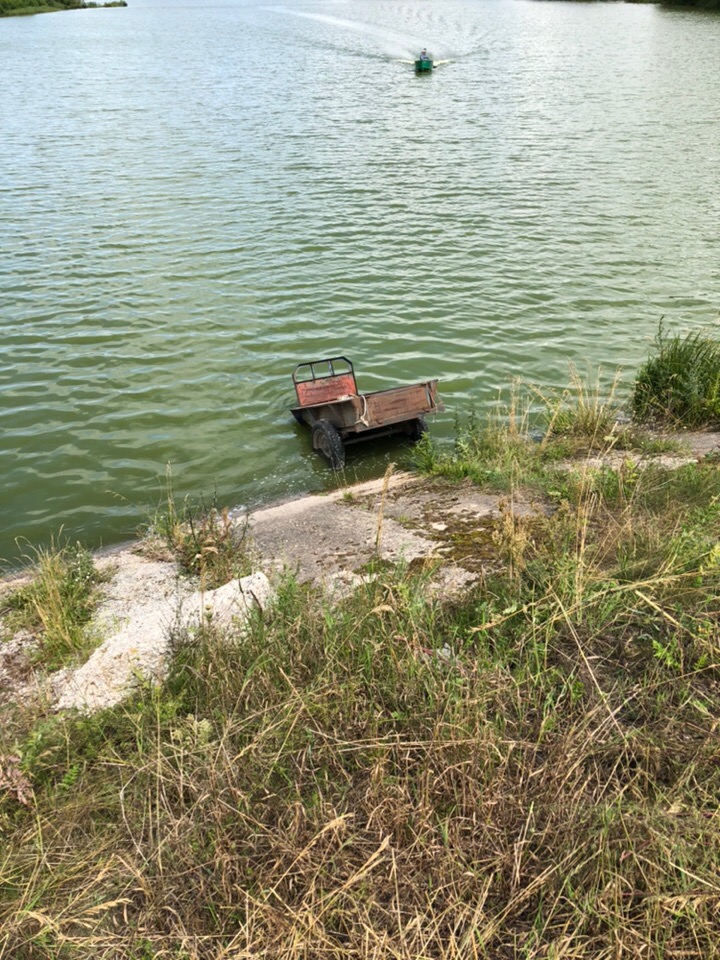 В Брянском районе из водоёма достали мотоблок