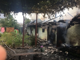 Пожарные в Унече тушили баню и гараж