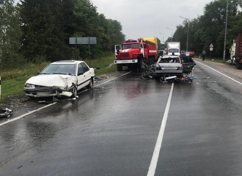 В Брянской области водитель собрал четыре машины в ДТП и погиб сам