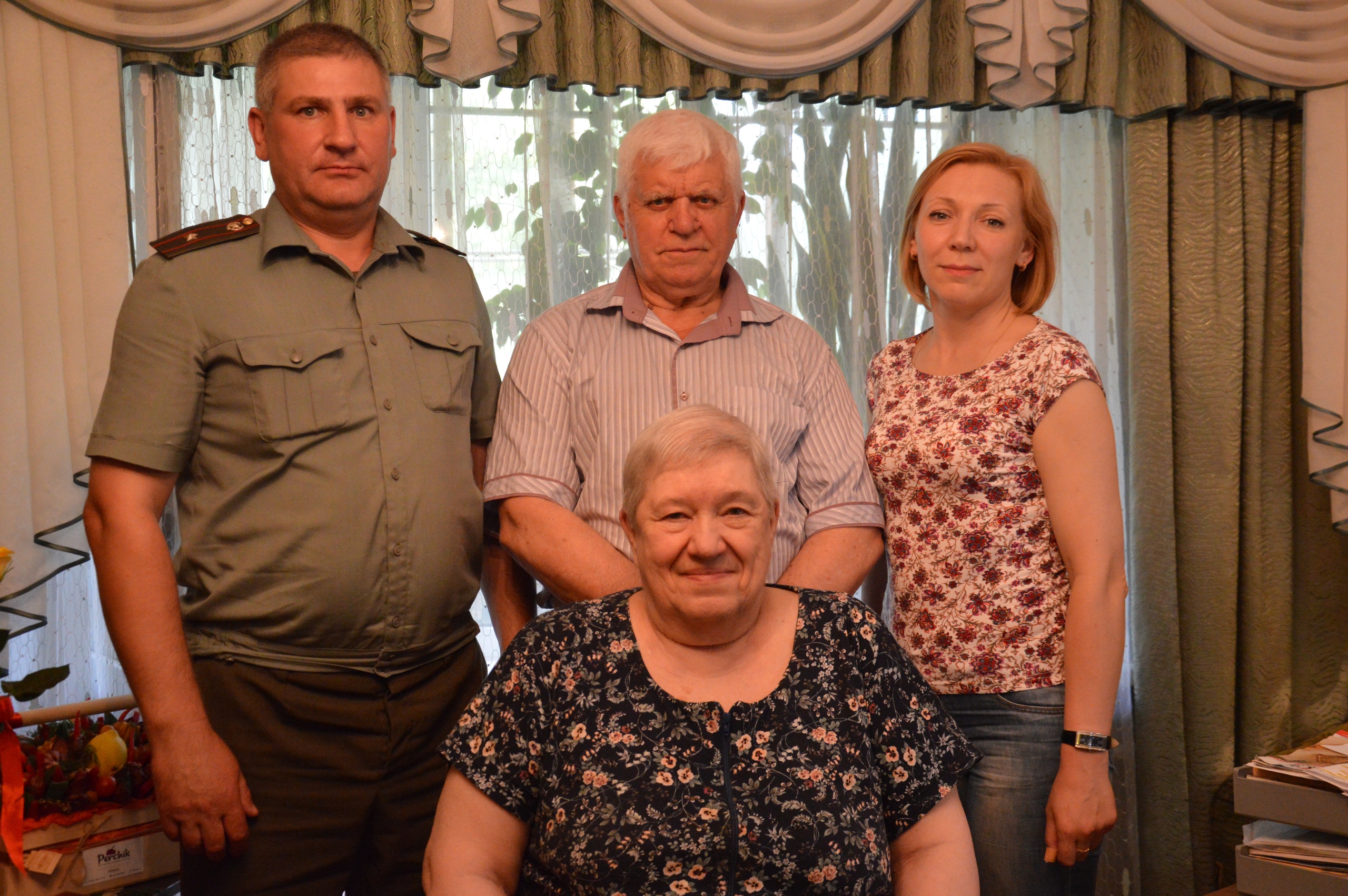 Росгвардейцы поздравили с юбилеем отца погибшего героя Андрея Азарова