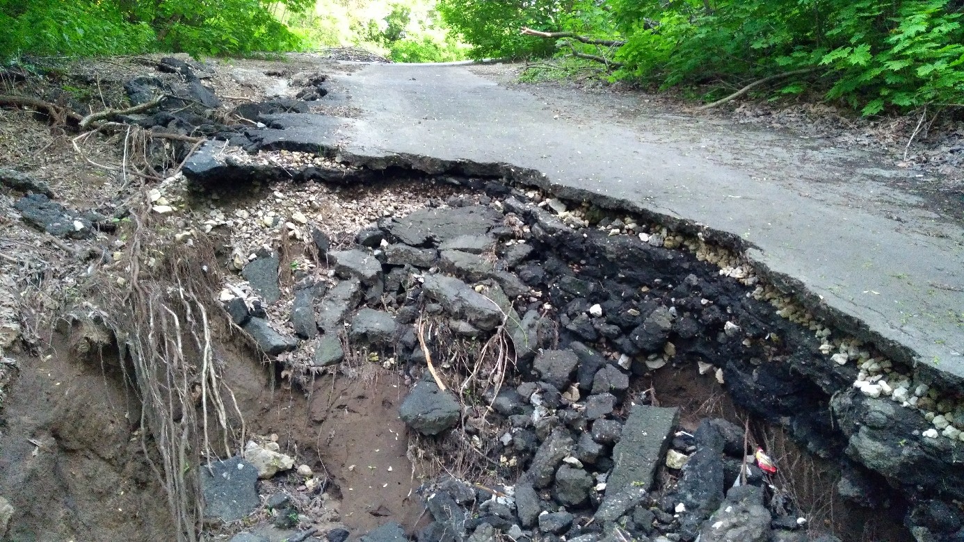 В Брянске ливни практически смыли дамбу у ЦУМа