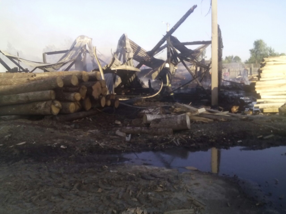 В Карачевском районе сгорела пилорама