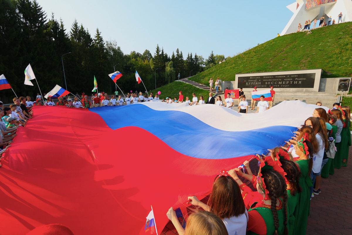 Россия Брянск на флаге. Флаг Брянска фото. Флаги для мероприятий. Эстафетный флаг.