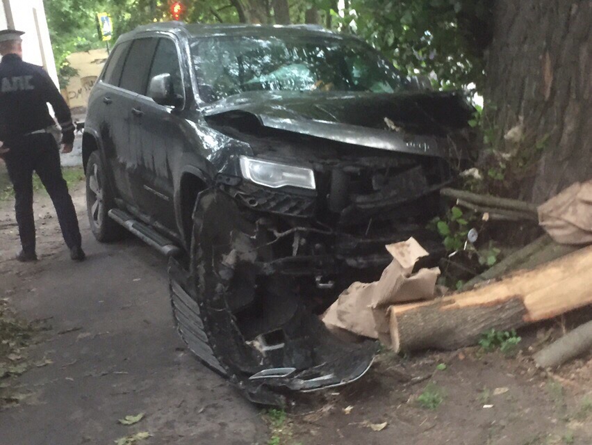 В Брянске Jeep влетел в дерево