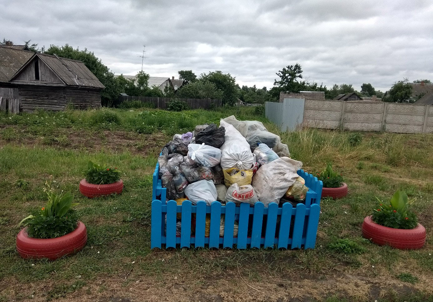 Жители села Замишево придали площадке для сбора мусора презентабельный вид