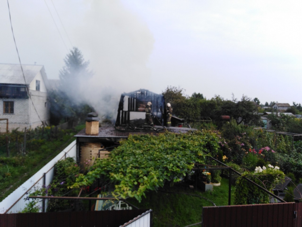 В Фокинском районе Брянска сгорела двухэтажная дача