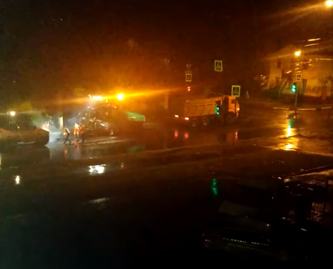 Жители Брянска возмущены тем, что дорожники кладут асфальт в дождь