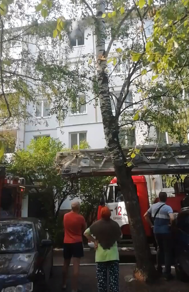 Очевидцы пожара на Орловской: хозяйка поставила что-то на плиту и уснула