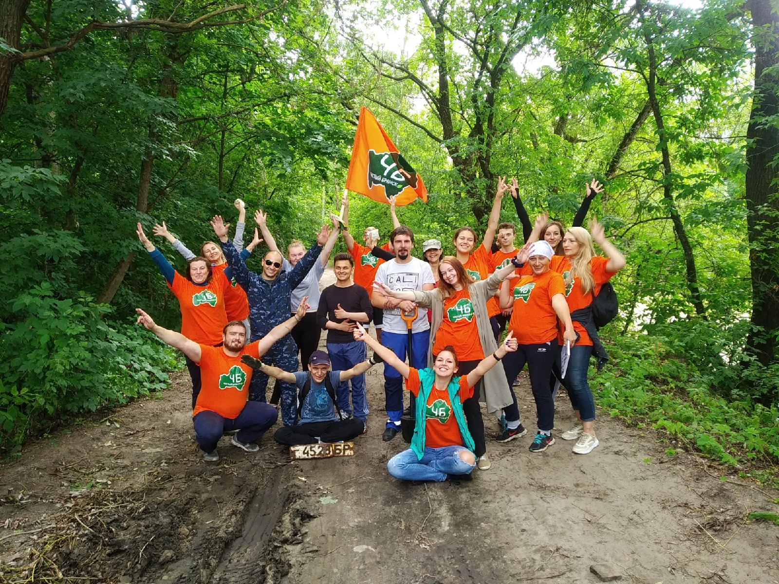 Брянские волонтеры реанимировали территорию около озера Чертовица в роще Соловьи