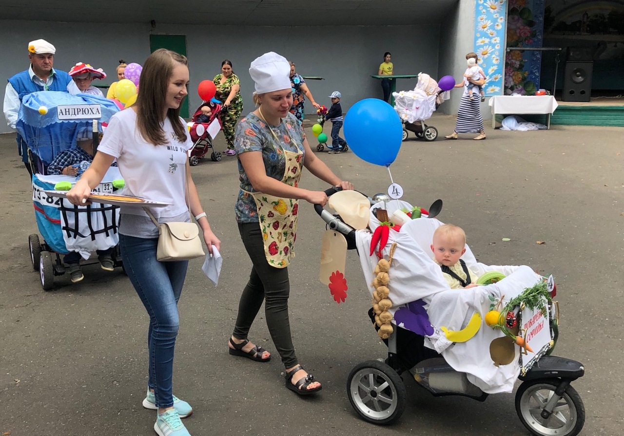 Пчелка, поваренок и спящая красавица взяли призы на «Параде колясок» в Новозыбкове