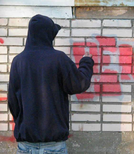За надписи на фасаде дома брянца оштрафовали на 5000 рублей