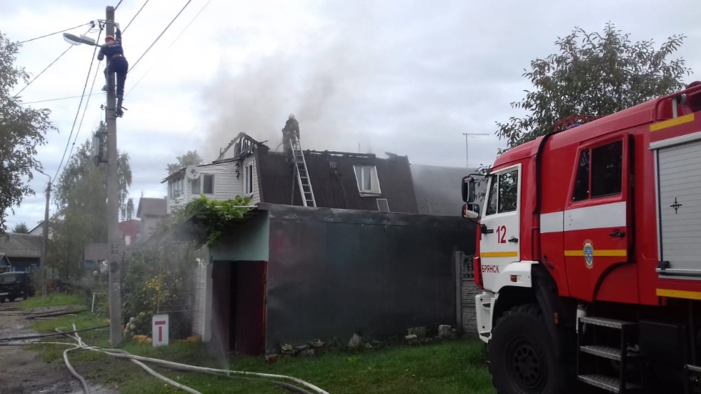 В Бежицком районе Брянска сегодня горела кровля дома