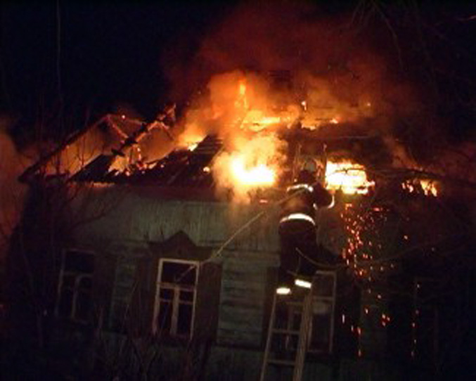 В Дятьковском поселке почти час тушили жилой дом