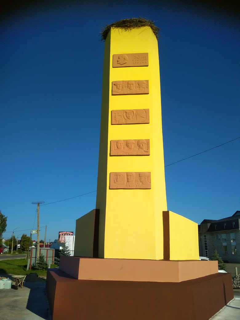 Жителей Карачева удивил новый облик памятника комсомольцам