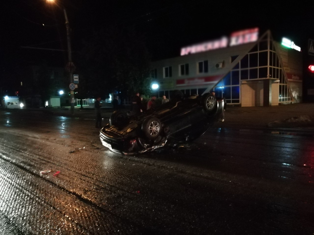 В Брянске в районе Мечты автомобиль перевернулся на крышу