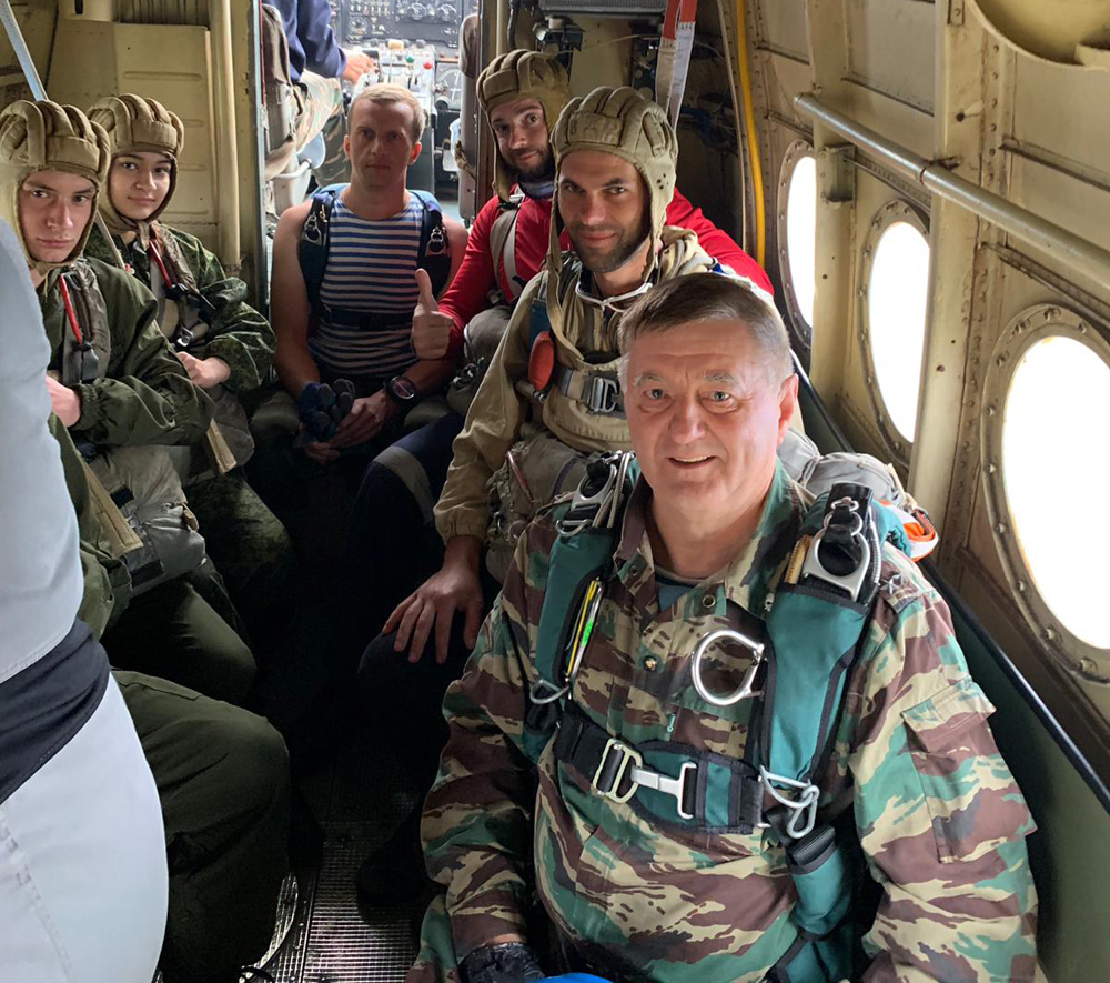 ВСК «Патриот» встретил День ВДВ прыжками с парашютом
