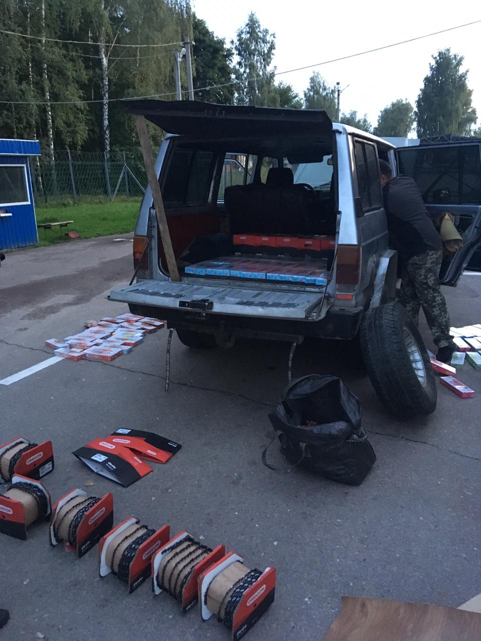 Житель Украины пытался провезти через брянскую границу 100 блоков табака для кальяна